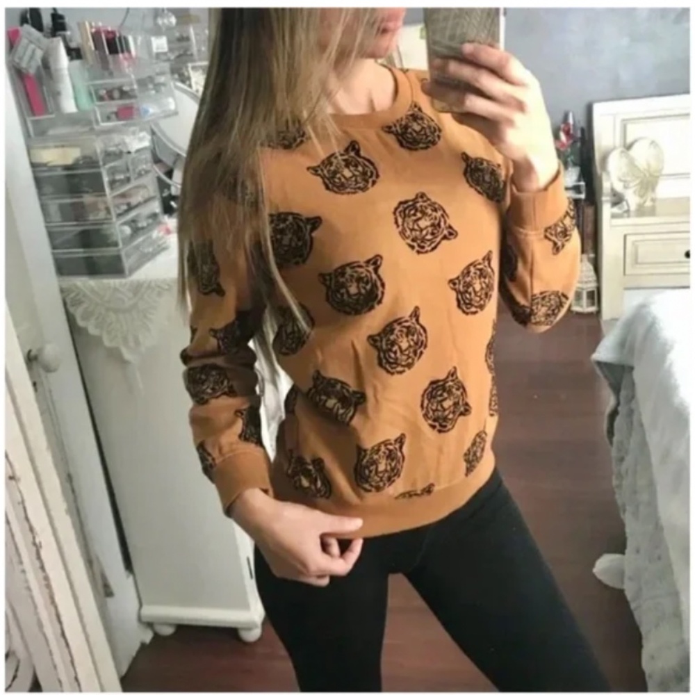 🪞 NEW h&m velvet stamped tiger logo crew neck long sleeve sweater